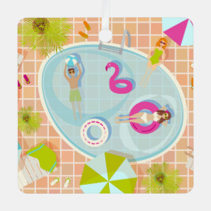 Bikinimädchen und Jungs spielen ein Schwimmbadspie Ornament Aus Metall