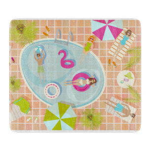 Bikinimädchen und Jungs spielen ein Schwimmbadspie Schneidebrett