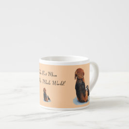 Bild des streichelnmammahundes des niedlichen espressotasse