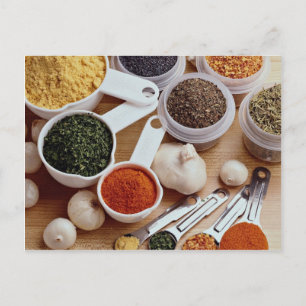 Bild von frischen Gewürzen mit Knoblauchzehen Postkarte