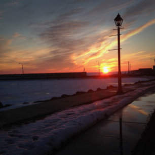 Bilder von Sonnenuntergang in der Nähe des Hafens Poster