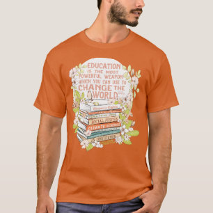 Bildung der mächtigsten Waffe im Blumensektor T-Shirt