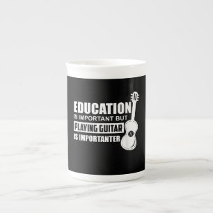 Bildung ist wichtig, aber Gitarre spielen Prozellantasse