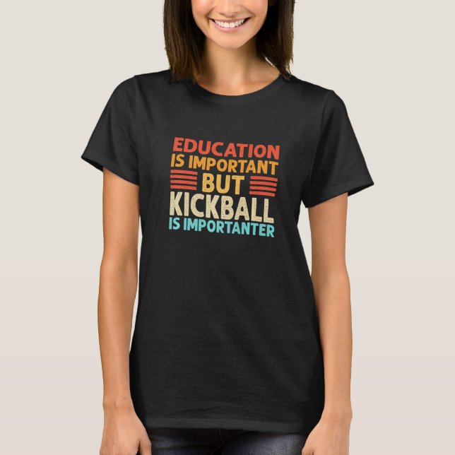 Bildung ist wichtig, aber Kickball ist wichtiger T-Shirt (Vorderseite)