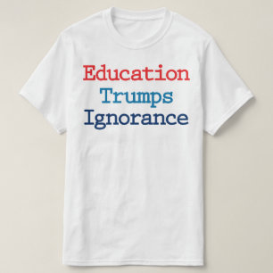 Bildung schlägt Ignoranz - Anti Präsident Trump T-Shirt