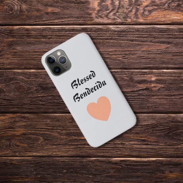 Bilingual Peach Fuzz Herzlich gesegnet Bendecida Case-Mate iPhone Hülle (Light Gray Phone Case with Bilingual text: Blessed - Bendecida In Spanish. Multilingual Project)