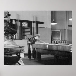 Billard spielen, 1940. Vintage-Foto Poster