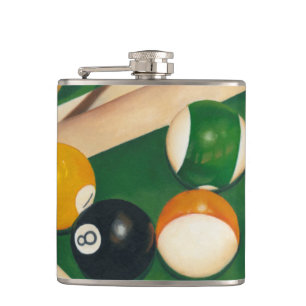 Billiardtisch mit Balls und Chalk Flachmann