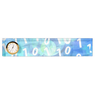 Binärer Code in Blauem und in Lila Namensplakette