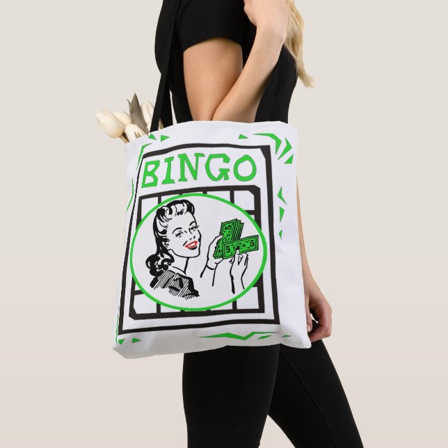 Bingo Lady mit Geld auf Bingokarte (Von Nahem)