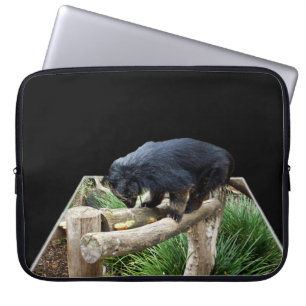 Binturong Stehend auf einer Holzbahn, Laptopschutzhülle