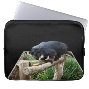 Binturong Stehend auf einer Holzbahn, Laptopschutzhülle