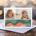 Bio Line Abstrakt Art - 1 Foto Jade Mandarine Feiertagskarte<br><div class="desc">Vordere - 2 Fotoplatte in einem einfachen Raster mit weißem Rand. Ein lustiges, abstraktes Kunstmuster mit Korallen und Grüntönen und ein schlichter Schriftart machen ein modernes, minimales Design für die Feriensaison. Zurück - Tief grünes und korallenBio Kurvenkunstmuster. Wenn Sie etwas bewegen möchten, klicken Sie auf die Schaltfläche Anpassen, um Änderungen...</div>