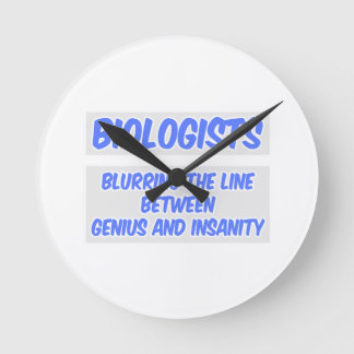 Biologe Joke .. Genie und Wahnsinn Runde Wanduhr