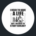 Biologiestudentin | Biologist Science Gifts Runder Aufkleber<br><div class="desc">Dieser lustige Biologiestudio-T - Shirt ist perfekt als humorvolle Geschenkidee für Biologiestudenten und angehende Wissenschaftler,  die ihr Studium Liebe haben.</div>