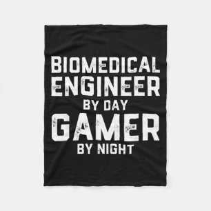 Biomedizinischer Ingenieur bei Tag, Gamer bei Nach Fleecedecke