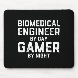 Biomedizinischer Ingenieur bei Tag, Gamer bei Nach Mousepad