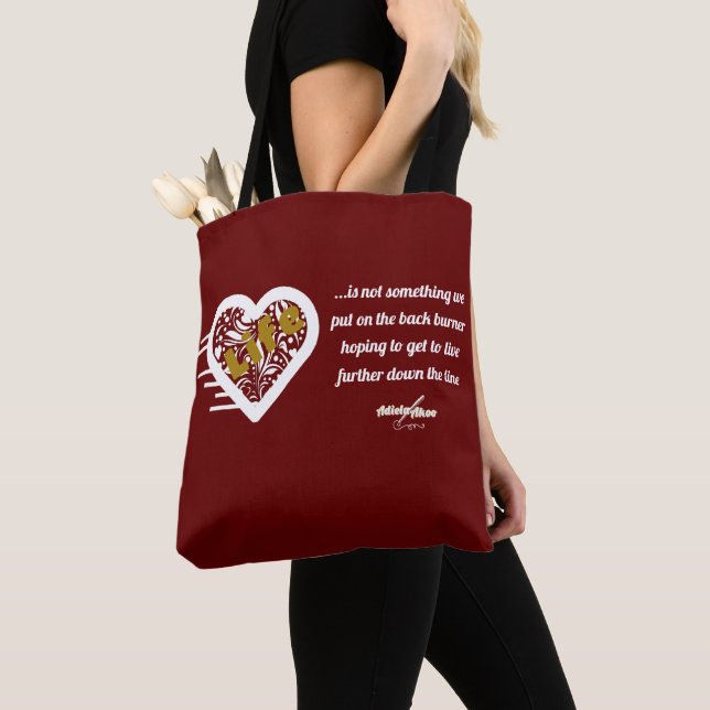 Biozid Maroon Tasche von Poet Adiela Akoo (Von Nahem)