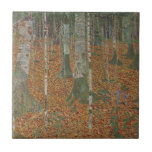 Birchwald von Gustav Klimt, Vintager Jugendstil Fliese<br><div class="desc">Der Birchwald (um 1903) von Gustav Klimt ist ein Vintages Viktorianisches Kunstlandschaftsbild der Ära, das eine Naturlandschaft beherbergt. Ein Wald mit Birken und Blätter in der Herbstsaison mit braunen Blätter verstreut auf dem Boden. Über den Künstler: Gustav Klimt (1862-1918) war ein österreichischer Symbolik-Maler und einer der prominentesten Mitglieder der Wiener...</div>