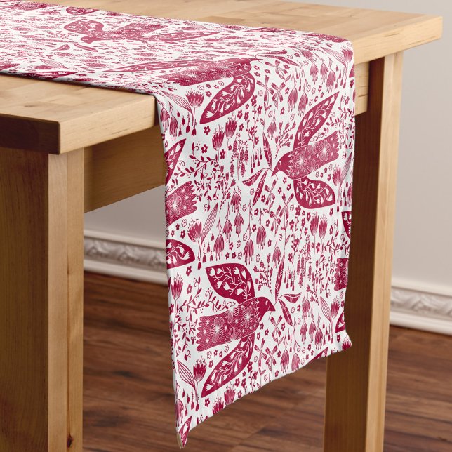 Bird Art Red Kurzer Tischläufer (Red and white folk art peace dove festive table runner)