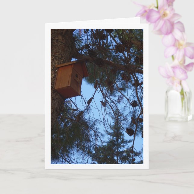 Bird House in Pine Tree Portrait Karte (Orchidee)