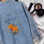 Bird of Paradise Blume Bridesmaid Name Jeansjacke<br><div class="desc">Bridesmaid Denim Jacke mit Orange, Vogel von Paradies Blume Design und Personalisierung. Aufnahme und exotische Blume sind auf der Rückseite. "Bridesmaid" Text ist in dunkelblauem Schriftsatz mit einem Platz für ihren Namen unten. Helle orangefarbene Blume mit dunkelblauen und grünen Blätter machen das Brautparty zu einem kühnen und schönen Design. Sehen...</div>