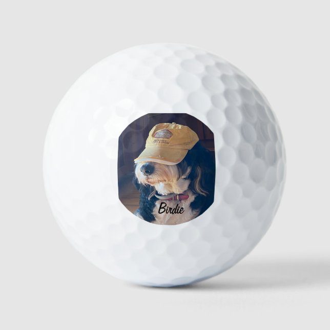 Birdie in einem gelben Golf-Hutgolfbälle Golfball (Vorderseite)
