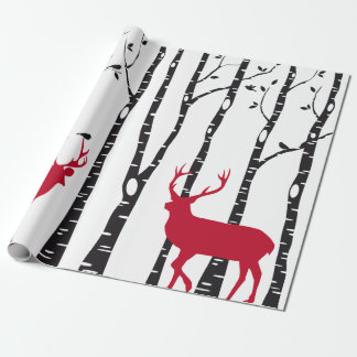 Birkenbäume mit roten Weihnachtsrotwild und Geschenkpapier