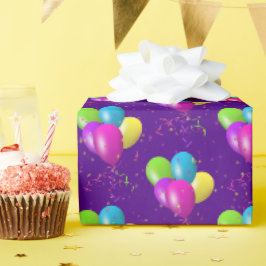 Birthday Balloons mit Konfetti auf lila Geschenkpapier