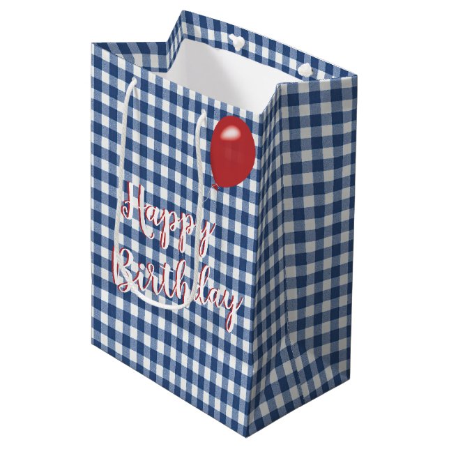 Birthday Blue und White Gingham Mittlere Geschenktüte (Vorderseite Schrägansicht)