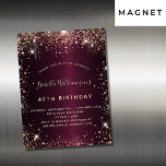 Birthday burgundy Rose Goldmagnet Einladung<br><div class="desc">Für einen eleganten 40. Geburtstag (oder jedes Alter). Eine burgundische Hintergrundfarbe. Dekoriert mit Rose Gold Imitat Glitzer,  Glitzern. Personalisieren und fügen Sie Namen,  Alter und Party Details hinzu. Der Name wird mit einem handgeschriebenen Stilskript geschrieben</div>