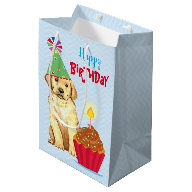 Birthday Cupcake Gelbe Labrador Mittlere Geschenktüte (Vorderseite Schrägansicht)
