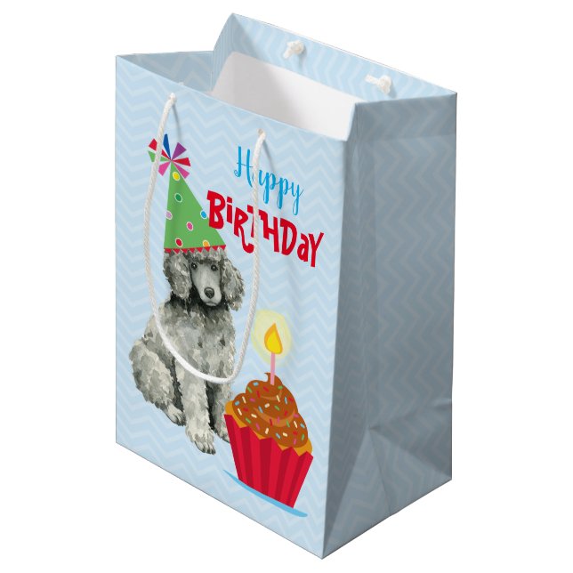Birthday Cupcake Poodle Mittlere Geschenktüte (Vorderseite Schrägansicht)