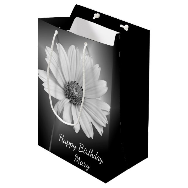 Birthday Daisy auf schwarz mit Name Medium G Mittlere Geschenktüte (Vorderseite Schrägansicht)