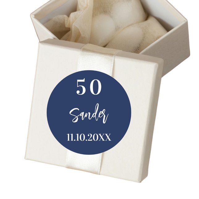 Birthday dunkelblau weiße Schrift minimalistisch Runder Aufkleber (Von Creator hochgeladen)