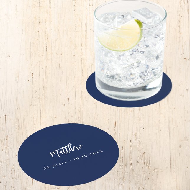 Birthday dunkelblau weiße Schrift minimalistisch Runder Pappuntersetzer (Von Creator hochgeladen)