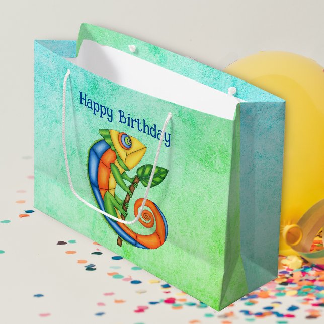 Birthday Fantasy Lächeln farbenfrohe Lizard Leaf Große Geschenktüte (Happy Birthday cute lizard holding stick with leaf on green and blue gift bag.)