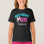 Birthday Girl Rainbow Unicorn Party Kinder T-Shirt<br><div class="desc">Niedliche Geburtstag Party Tee für ein kleines Mädchen,  die Lieben Regenbogen eingeschlossen mit Flügeln,  die mit Magie fliegen können. Hübsch eisblau und rosa Schriftart personalisiert mit dem Namen Ihres Kindes.</div>