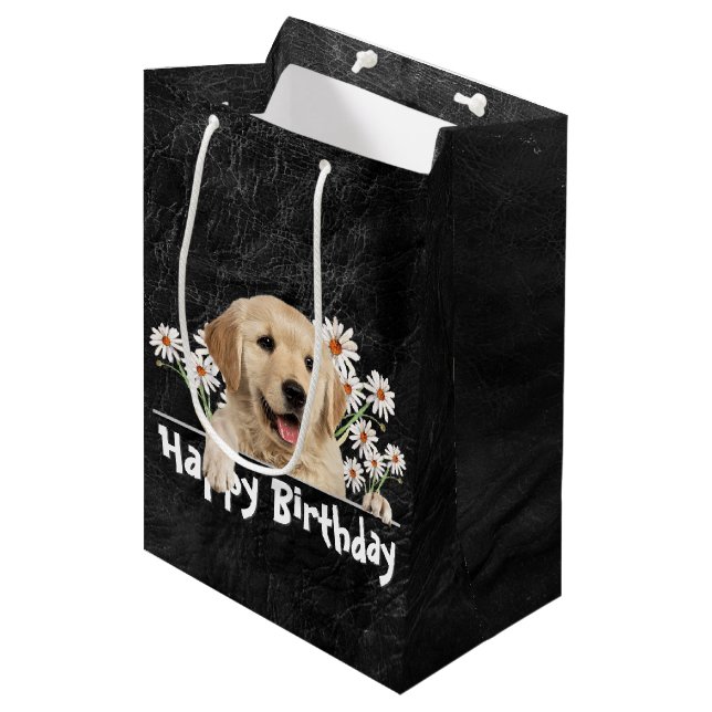 Birthday Golden Retriever auf schwarzem Leder Mittlere Geschenktüte (Vorderseite Schrägansicht)