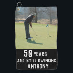 Birthday Golfer Funny 50. Happy Vater Par Foto Golfhandtuch<br><div class="desc">50 Jahre und noch schwingend,  Foto,  lustiges 50. Geburtstag Zitat Golf Handtuch. Ideal für Vater,  Großvater,  Stiefvater. Golfer Geschenkidee. Sie können das Jahr und den Namen personalisieren.</div>
