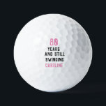 Birthday Golfer Funny 80. Happy Pink Par Golfball<br><div class="desc">80 Jahre und immer noch schwingende,  lustige 80. Geburtstag Zitat Golfbälle. Perfekt für sie,  für ihn. Golfer Geschenkidee. Sie können das Jahr und den Namen personalisieren.</div>