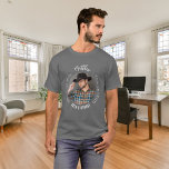 Birthday Graue Foto Mann Mythos Legende T-Shirt<br><div class="desc">Feiern Sie mit diesem personalisierten T - Shirt seinen besonderen Tag im Stil! Mit einem klassisch grauen Shirt und feinem Text, der lautet: "Der Mann, der Mythos, die Legende." Passen Sie das Design an, indem Sie seinen Namen, sein Alter und ein beliebtes Foto hinzufügen, um es wirklich einzigartig zu machen....</div>