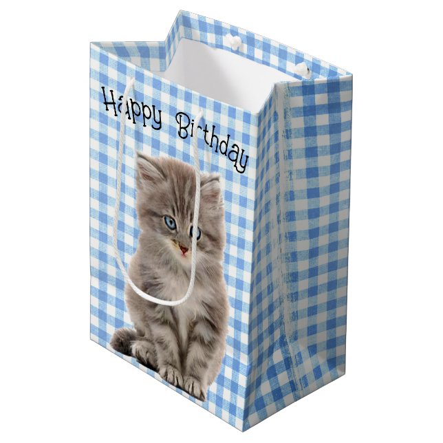 Birthday Gray Kitten on Gingham Mittlere Geschenktüte (Vorderseite Schrägansicht)