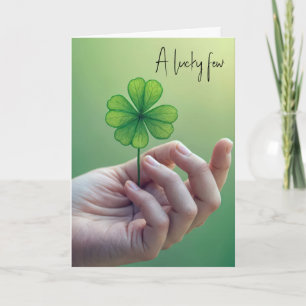 Birthday Hand hält vier Leaf Klee Karte