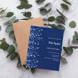 Birthday Marine Blue Konfetti Einladung<br><div class="desc">Modernes,  elegantes und einladendes Hotel. Ein marineblauer blauer Hintergrund mit blauen Konfetti. Personalisieren und fügen Sie einen Namen und Details. Weißer Text. 1 Blatt = 1 Einladung mit Druckkante bis Kante.</div>