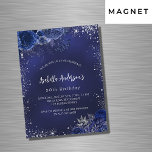 Birthday marineblaue Blumen silberne Glitzern Luxu Magneteinladung<br><div class="desc">Marineblau,  mit Imitaten verziert,  silberner Glitzer,  Glitzern und blauen Blumen. Die blaue Farbe ist ungleichmäßig. Personalisieren und fügen Sie einen Namen und Party-Details hinzu.</div>