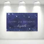 Birthday navy blue glitter dust monogram banner<br><div class="desc">Für eine mädchenhafte und glamouröse 21. Geburtstagsfeier (oder jedes Alter). Marineblau mit eleganten Imitaten Glitzer Staub. Die blaue Farbe ist ungleichmäßig. Personalisieren und fügen Sie einen Namen und Alter 21. Weiße Buchstaben. Der Name wird mit einem modernen handgeschriebenen Stilskript mit Swashes geschrieben. Um die Swashes behalten, löschen Sie nur den...</div>