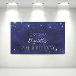 Birthday navy blue glitter dust monogram banner<br><div class="desc">Für eine mädchenhafte und glamouröse 21. Geburtstagsfeier (oder jedes Alter). Marineblau mit eleganten Imitaten Glitzer Staub. Die blaue Farbe ist ungleichmäßig. Personalisieren und fügen Sie einen Namen, Datum und Alter 21. Weiße Buchstaben. Der Name wird mit einem modernen handgeschriebenen Stilskript mit Swashes geschrieben. Um die Swashes behalten, löschen Sie nur...</div>