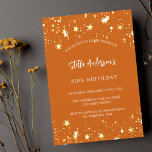 Birthday orange golden stars modern einladungspostkarte<br><div class="desc">Ein verbrannter,  orangefarbener Hintergrund mit goldenen Sternen. Personalisieren und fügen Sie einen Namen und Party-Details hinzu. Der Name wird mit einem handgeschriebenen Stilskript geschrieben,  mit weißen,  farbigen Buchstaben.</div>
