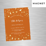 Birthday orange golden stars modern luxuriös magneteinladung<br><div class="desc">Ein verbrannter,  orangefarbener Hintergrund mit goldenen Sternen. Personalisieren und fügen Sie einen Namen und Party-Details hinzu. Der Name wird mit einem handgeschriebenen Stilskript geschrieben,  mit weißen,  farbigen Buchstaben.</div>